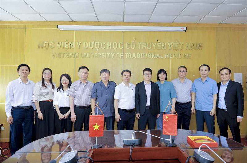 Đoàn đại biểu Trường Đại học Trung Y Dược Nam Kinh, Trung Quốc tới thăm và làm việc tại Học viện