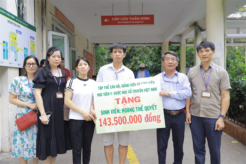 Cán bộ, giảng viên, sinh viên Học viện YDHCT Việt Nam chung tay hỗ trợ sinh viên Hoàng Văn Quyết