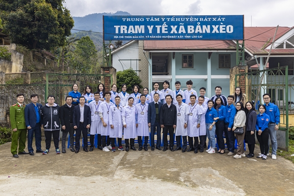 Học viện Y dược học cổ truyền Việt Nam - Bệnh viện Tuệ Tĩnh khám, cấp thuốc miễn phí tại xã Bản Xèo, huyện Bát Xát, tỉnh Lào Cai