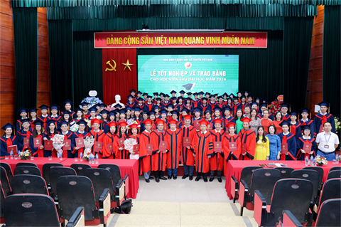 Học viện YDHCT Việt Nam trao bằng tốt nghiệp cho học viên Sau đại học năm 2024