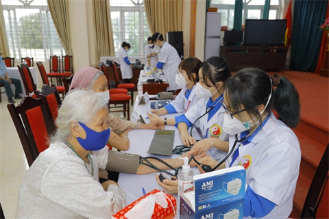 Học viện Y dược học cổ truyền Việt Nam tổ chức khám miễn phí cho gia đình chính sách