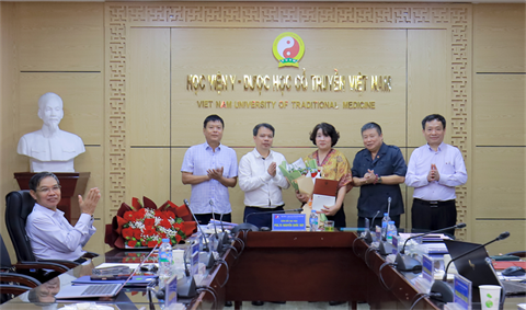 Học viện Y - Dược học cổ truyền Việt Nam tổ chức Lễ trao Quyết định nghỉ hưu đối với 02 viên chức