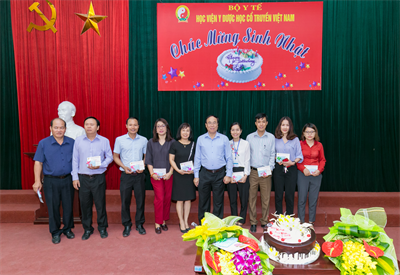 Ban Giám đốc - BCH Công đoàn Học viện Y Dược học cổ truyền Việt Nam tổ chức mừng sinh nhật cho các cán bộ CNVC, người LĐ có ngày sinh nhật trong Quý IV /2018