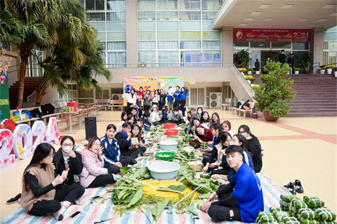 Đội sinh viên tình nguyện Học viện YDHCT Việt Nam gói bánh chưng tặng bệnh nhân đón Tết