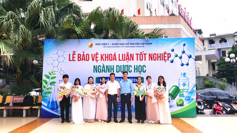 Hoàn thành chương trình bảo vệ khóa luận tốt nghiệp cho sinh viên ngành Dược học khóa 8 (2021 - 2026)