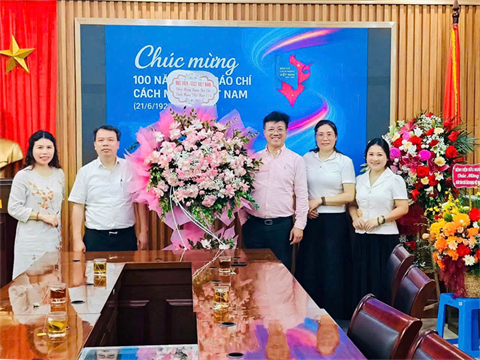 Giám đốc Học viện YDHCT Việt Nam chúc mừng các đơn vị báo chí nhân dịp kỷ niệm 100 năm ngày báo chí cách mạng Việt Nam