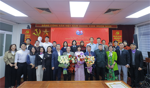 Lễ trao tặng huy hiệu 40 và 30 năm tuổi đảng và tổng kết, trao giải cuộc thi chính luận bảo vệ nền tảng tư tưởng của đảng