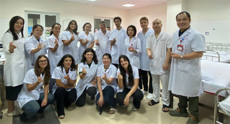 Hình ảnh đoàn đại biểu và sinh viên Trường đại học Perugia, Italia tới tham quan, học tập và giao lưu trao đổi học thuật tại Học viện Y Dược hoc cổ truyền Việt Nam.